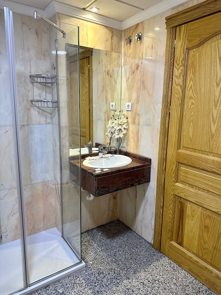 Double Room - Photo 13