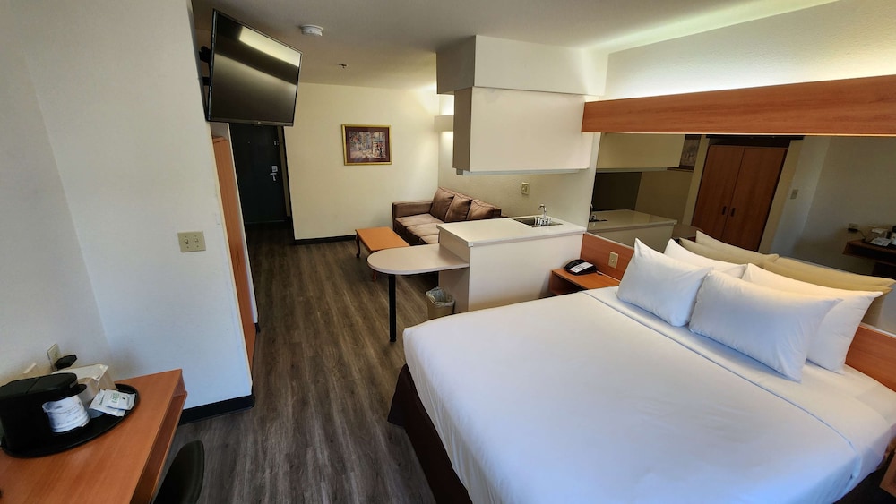 Deluxe Room, 1 Queen Bed, Non Smoking, Refrigerator & Microwave photo 3
