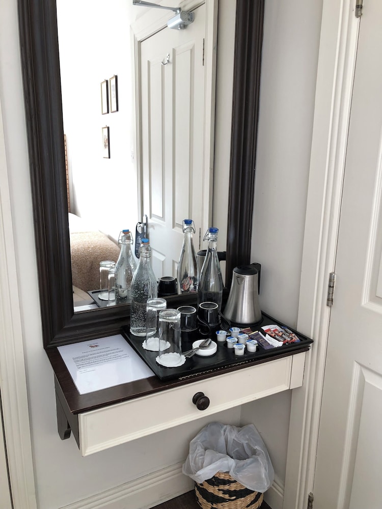 Standard Twin Room, 2 Twin Beds, Ensuite photo 3