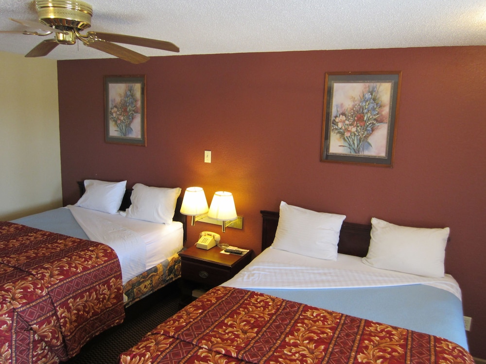 Room, 2 Queen Beds, Smoking photo 1