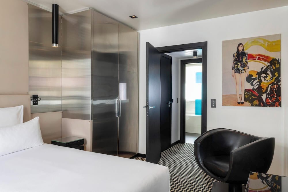 Deluxe Double Room thumbnail 6