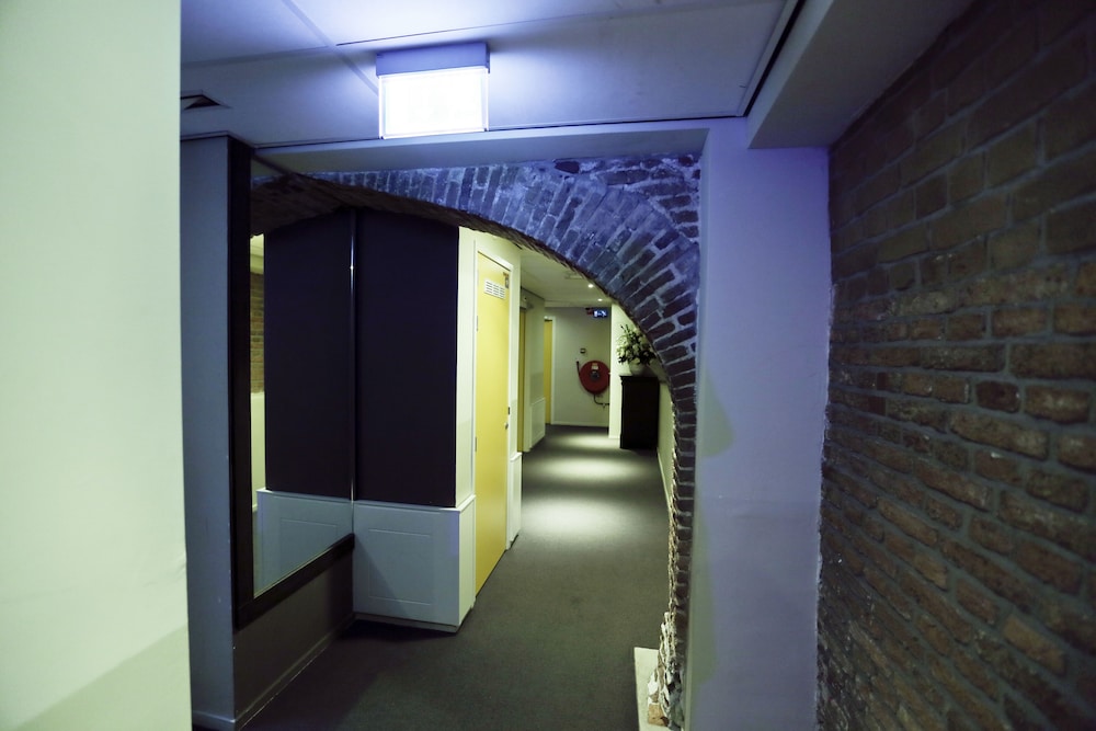 Standard Twin Room (Basement Room, 2 Twin Beds)