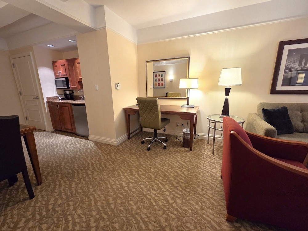 Elite Suite,1 Queen,1 bedroom Apartment,Separate adjoining Living Space and Sofa Bed, Accessible/ADA
