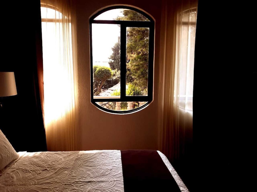 Standard Room, 1 Queen Bed, Garden View (Louie) photo 1