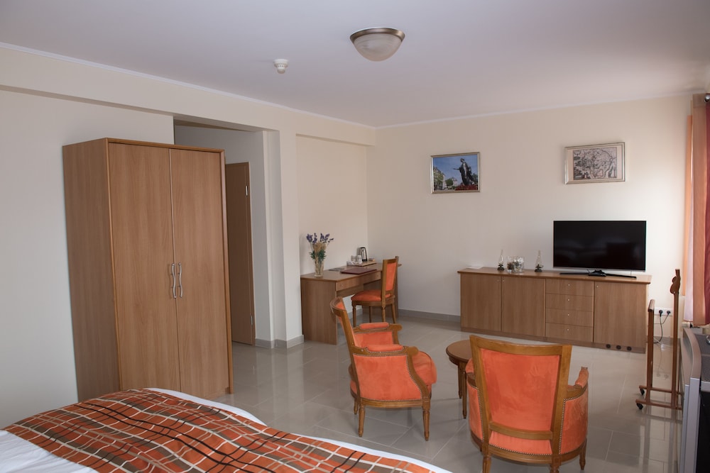 Family Room (2 Adults 2 Children) photo 2