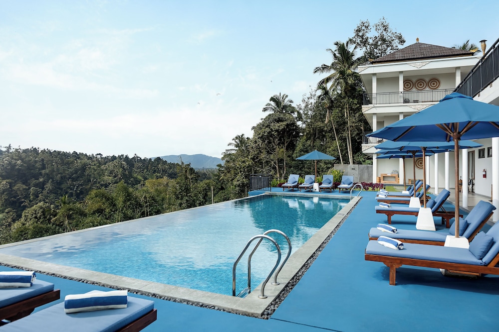 Suite with Pool View and Free Afternoon Tea - Photo 3