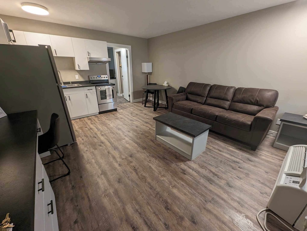 Suite, 1 Queen Bed, Kitchen (Pet Friendly) photo 2