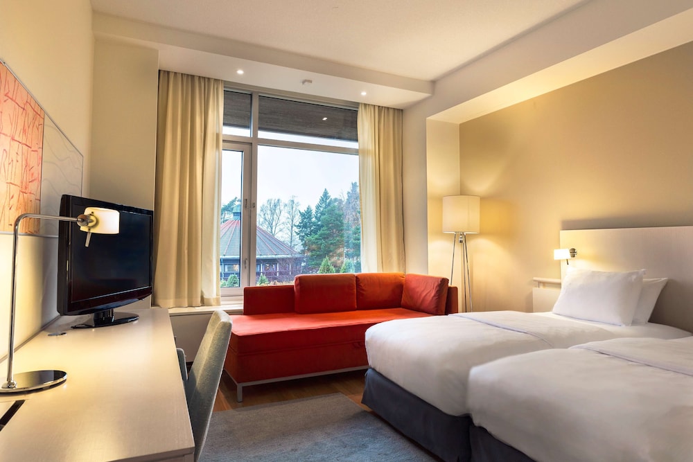 Room, 2 Twin Beds, Partial Sea View - Photo 1