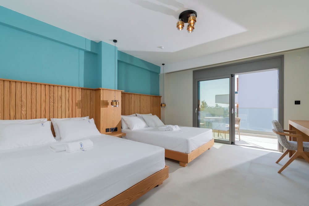 Junior Room, 2 Queen Beds, Balcony, Partial Sea View