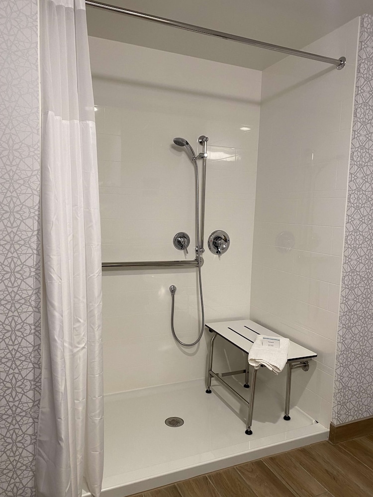 Room, 1 King Bed, Accessible (3x3 Shower) - Photo 4