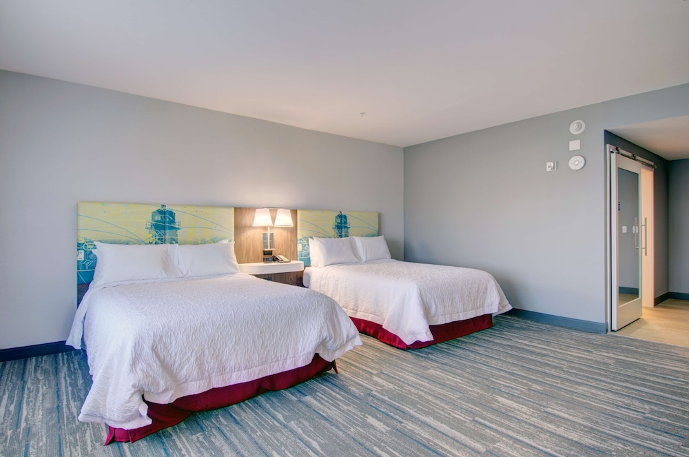 Room, 2 Queen Beds, Accessible (Roll-In Shower) thumbnail 5