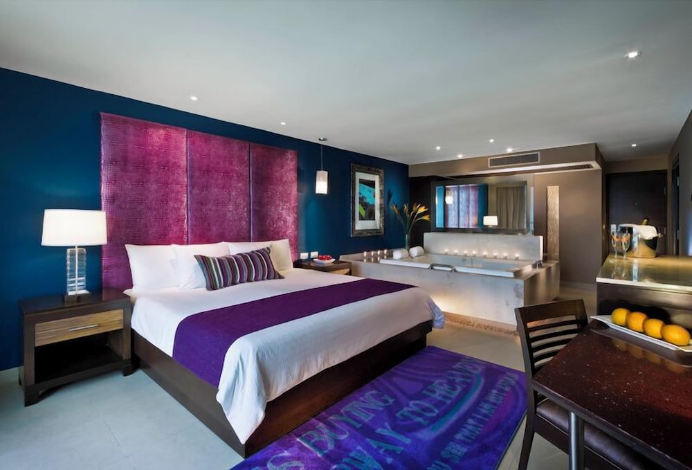 Classic Room, 1 King Bed, Ocean View (Diamond) photo 1