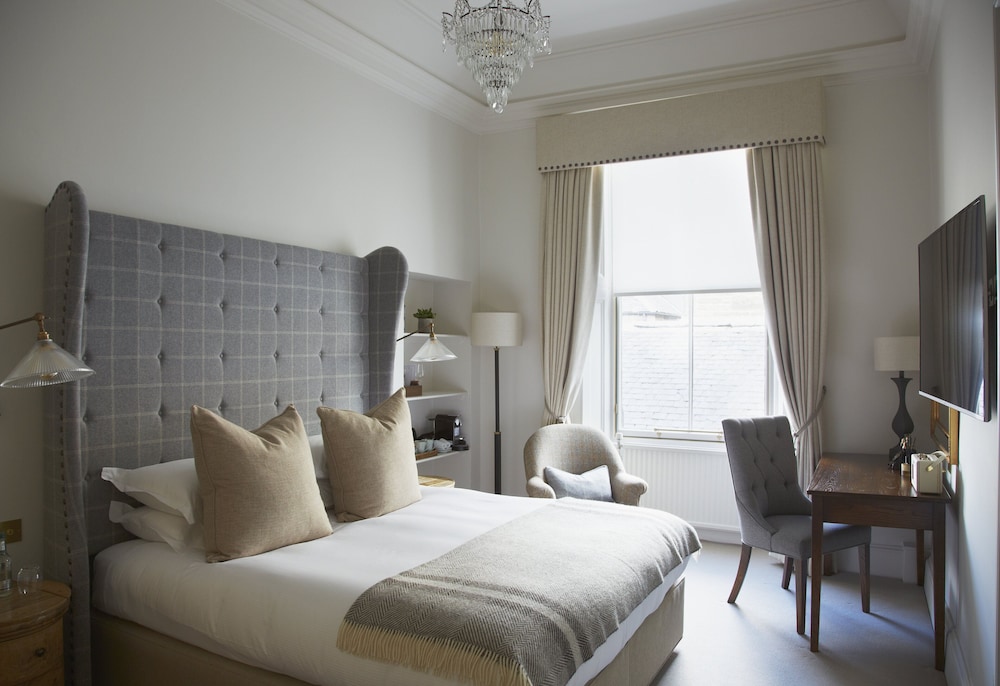 Executive Room, 1 King Bed (located at 4 West Coates) thumbnail 5