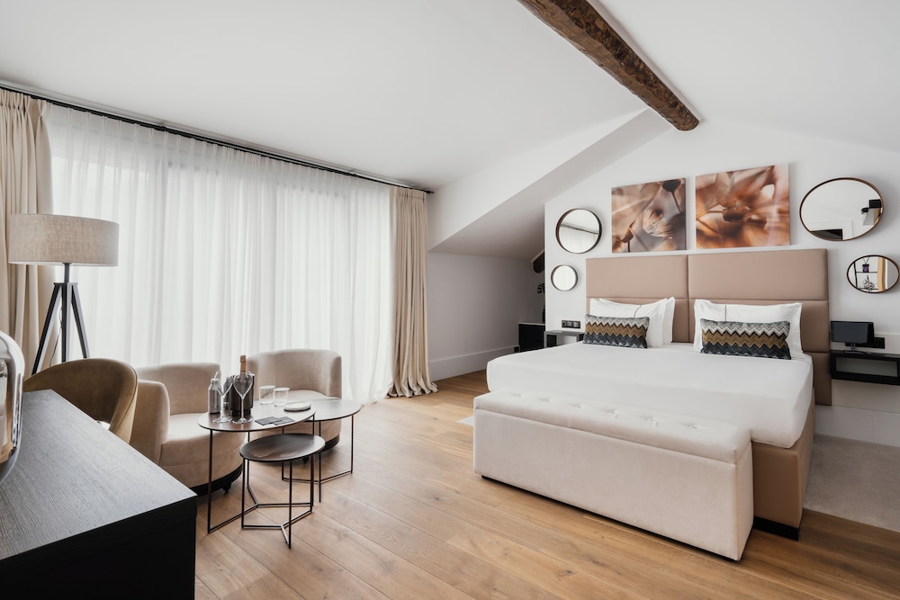 Signature Studio Suite, Lake View