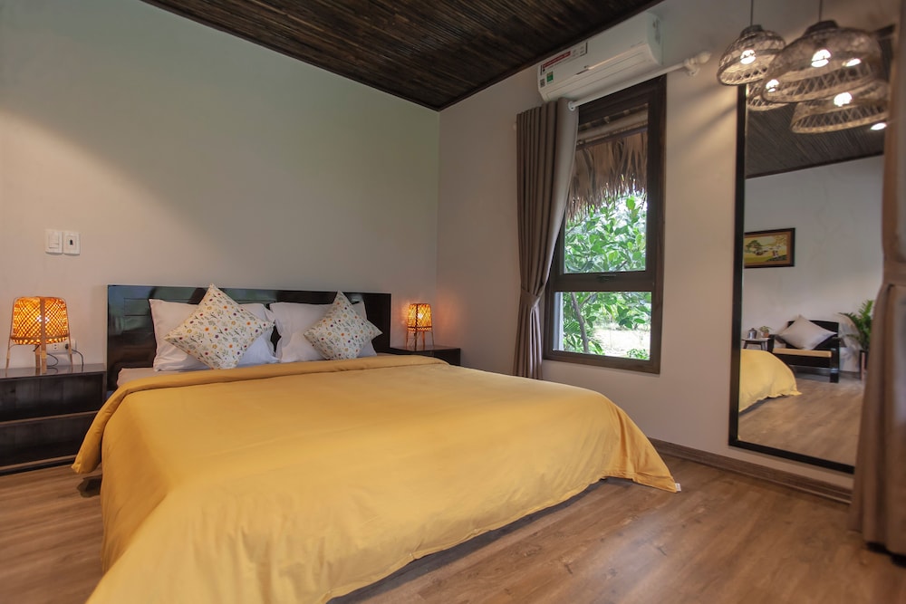 Superior Room, 1 King Bed, Mountain View