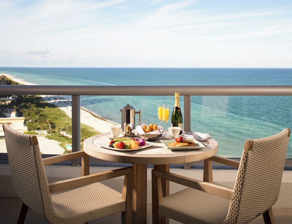 Ocean View Junior Suite King with Balcony Accessible photo 3