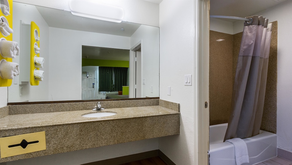 Deluxe Room, 2 Queen Beds, Non Smoking, Refrigerator & Microwave - Photo 4