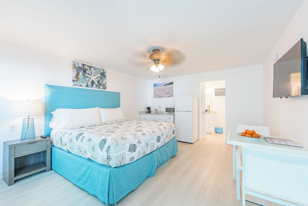 Deluxe Room, 1 Queen Bed, Non Smoking, Kitchenette