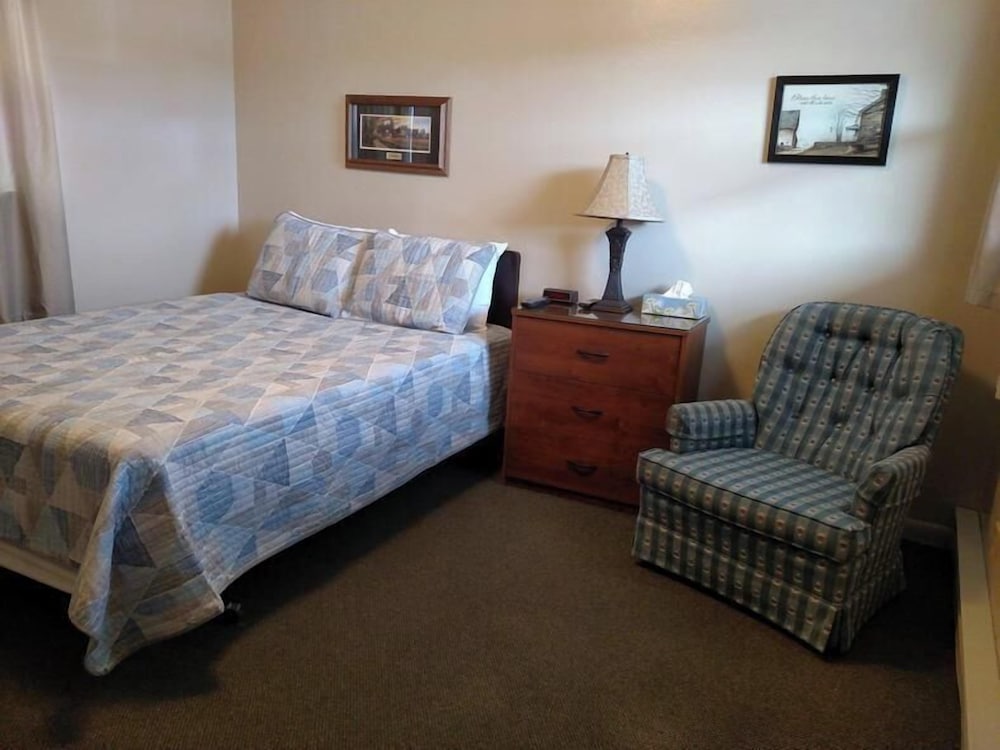 Basic Single Room, 1 Queen Bed photo 1