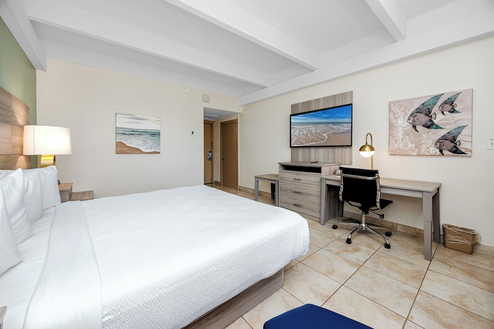 Standard Room, 1 King Bed, Refrigerator & Microwave, Harbor View - Photo 4