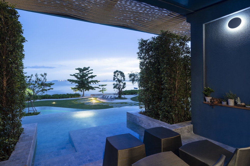 Deluxe Room, Pool Access, Sea View (Non - Smoking) thumbnail 5