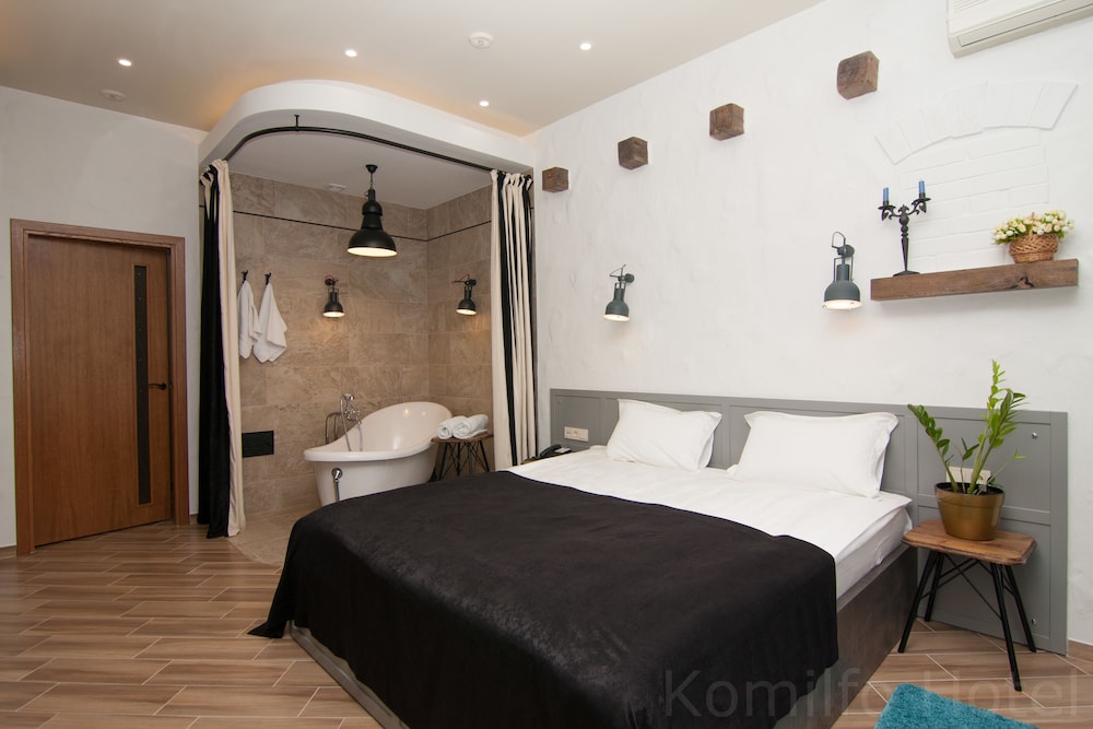 Luxury Room, 1 King Bed, Balcony photo 1