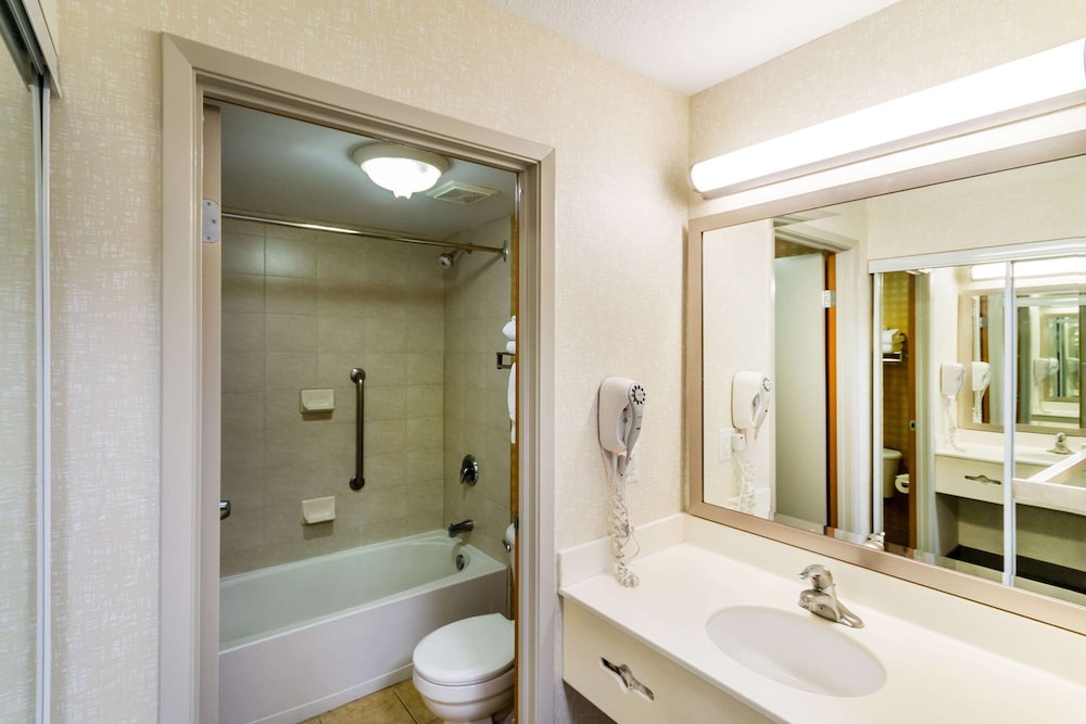Standard Room, 2 Queen Beds - Photo 1