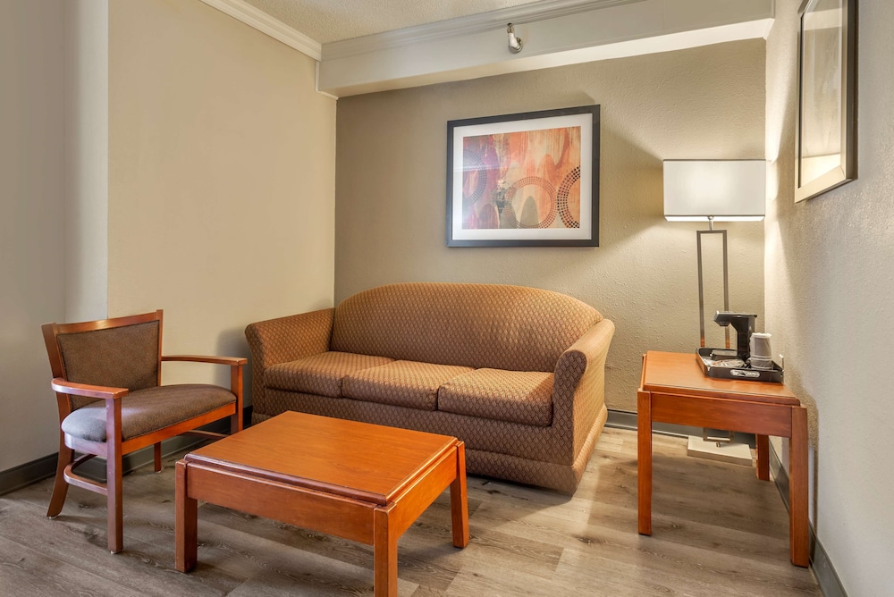Suite, 1 King Bed, Non Smoking, Kitchenette (Oversized Room;with Sofabed) photo 3