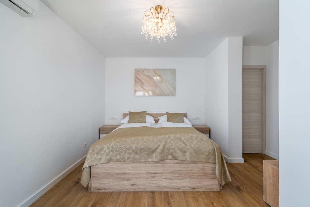 Basic Double Room, 1 King Bed, Sea View
