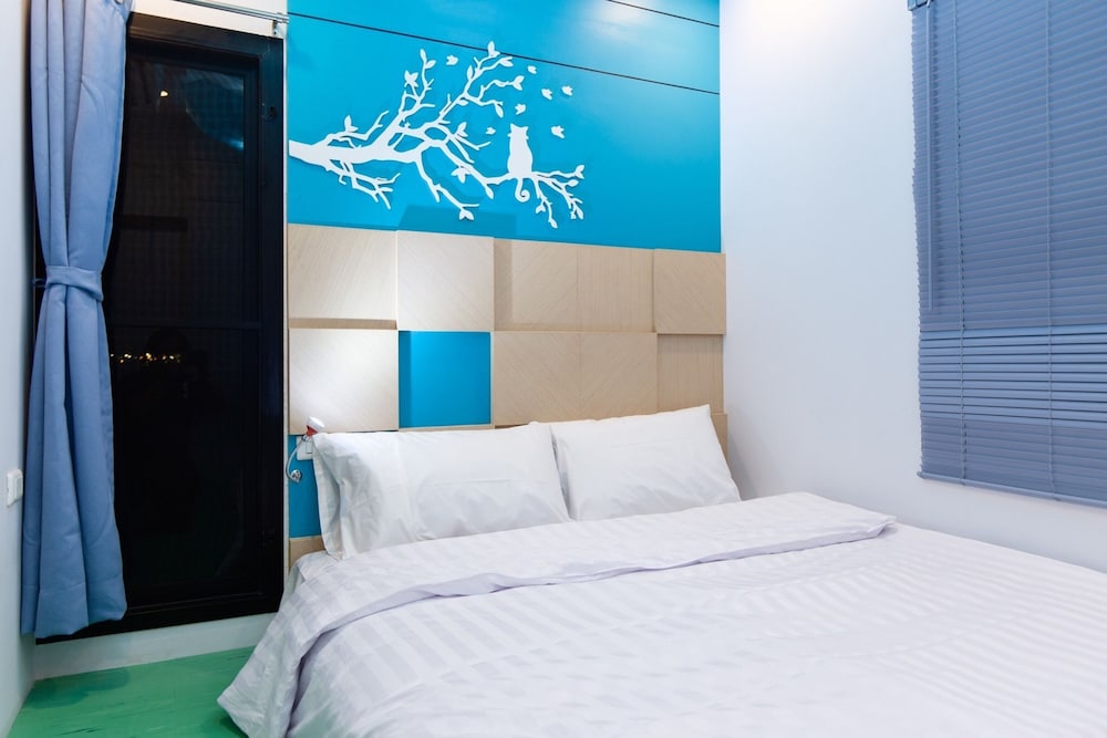 Deluxe Room, 1 Queen Bed, City View photo 3