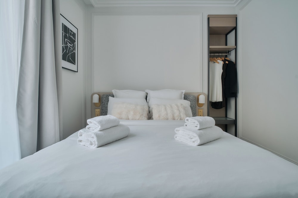 Deluxe One-Bedroom Apartment with Balcony and City View 201