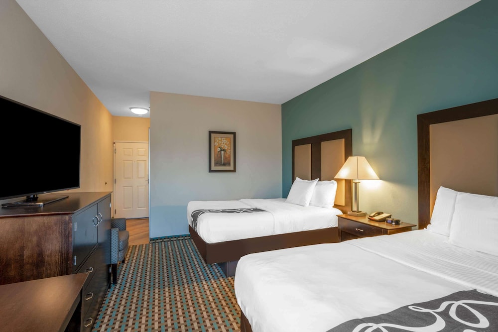Room, 2 Queen Beds (Various Views) - Photo 1