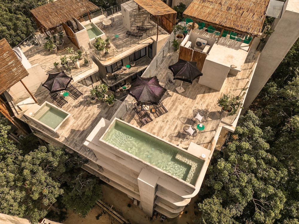 Luxury Penthouse - Photo 2