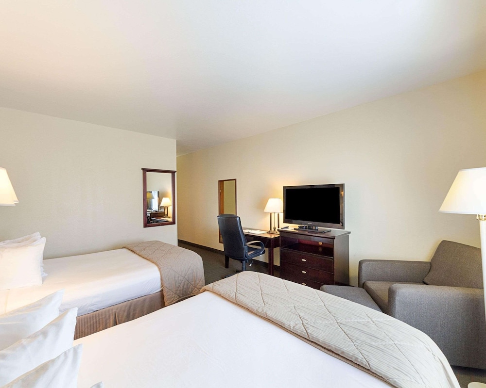 Suite, 2 Queen Beds, Non Smoking - Photo 2