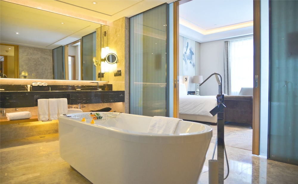 Deluxe One Bedroom Suite with Lounge Access photo 2