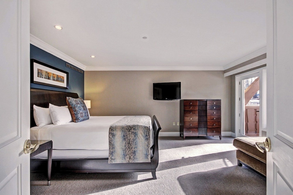 Luxury Suite, 1 King Bed with Sofa bed - Photo 1