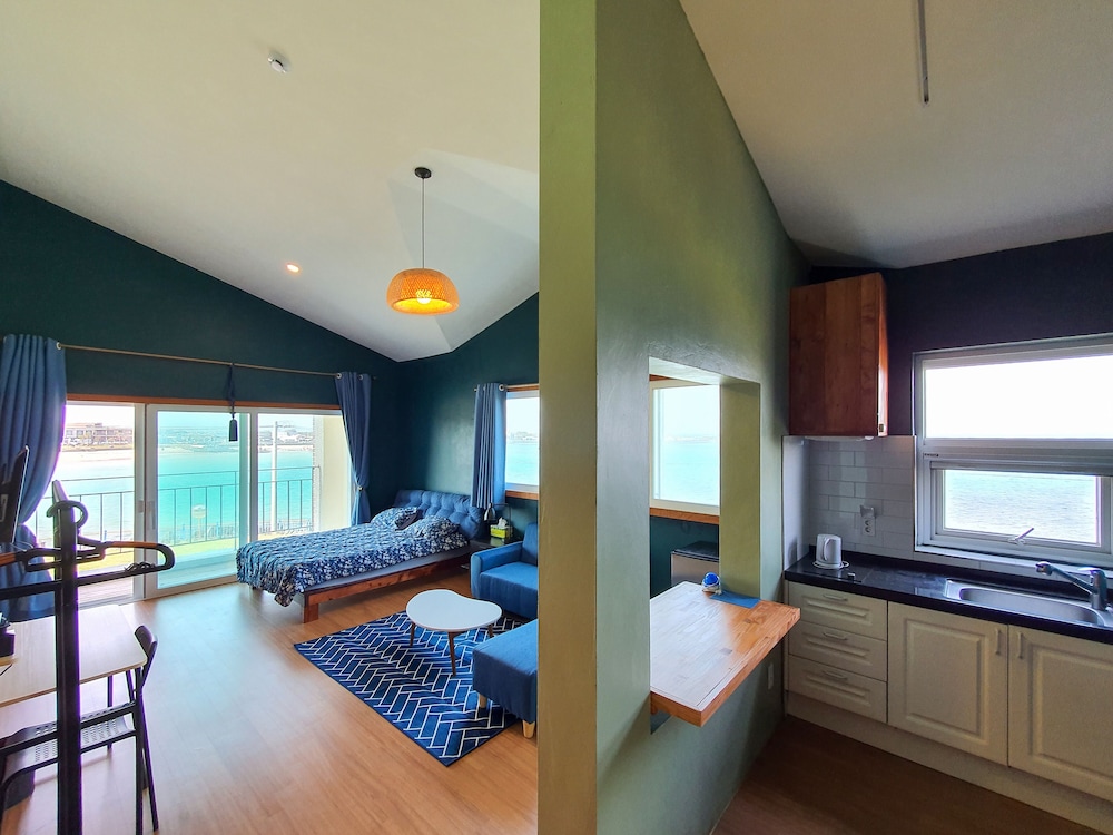 Room (203) photo 3
