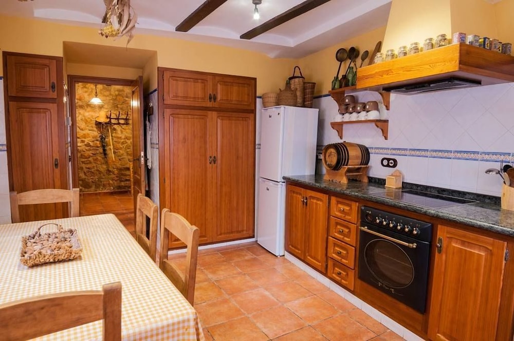 House, 4 Bedrooms, Terrace