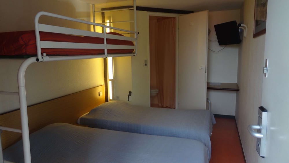 Standard Room, 3 Twin Beds photo 1