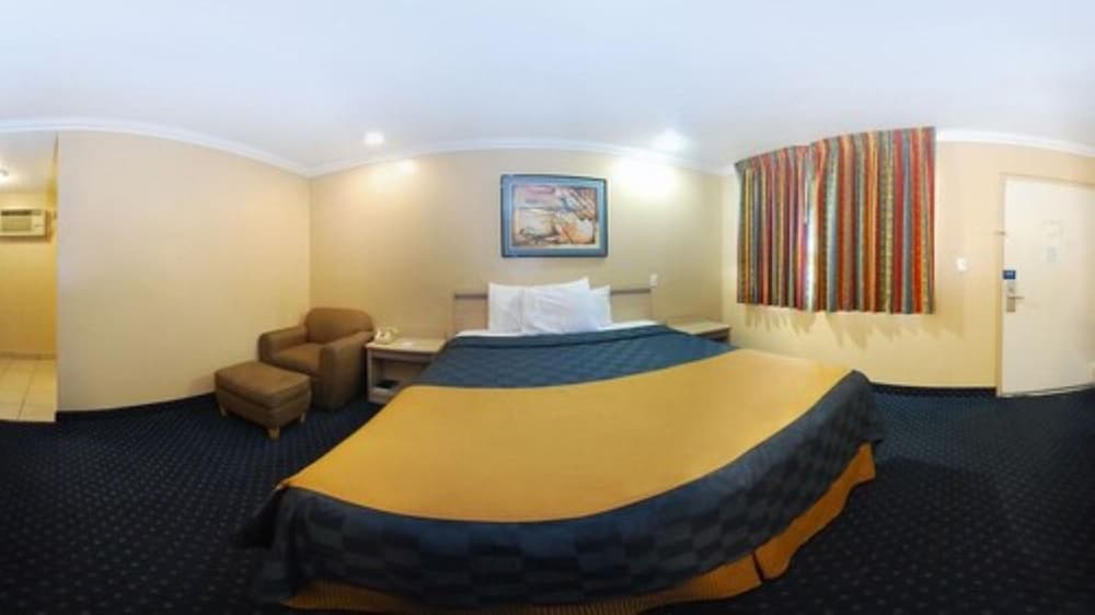 Standard Suite, 1 King Bed, Non Smoking photo 2