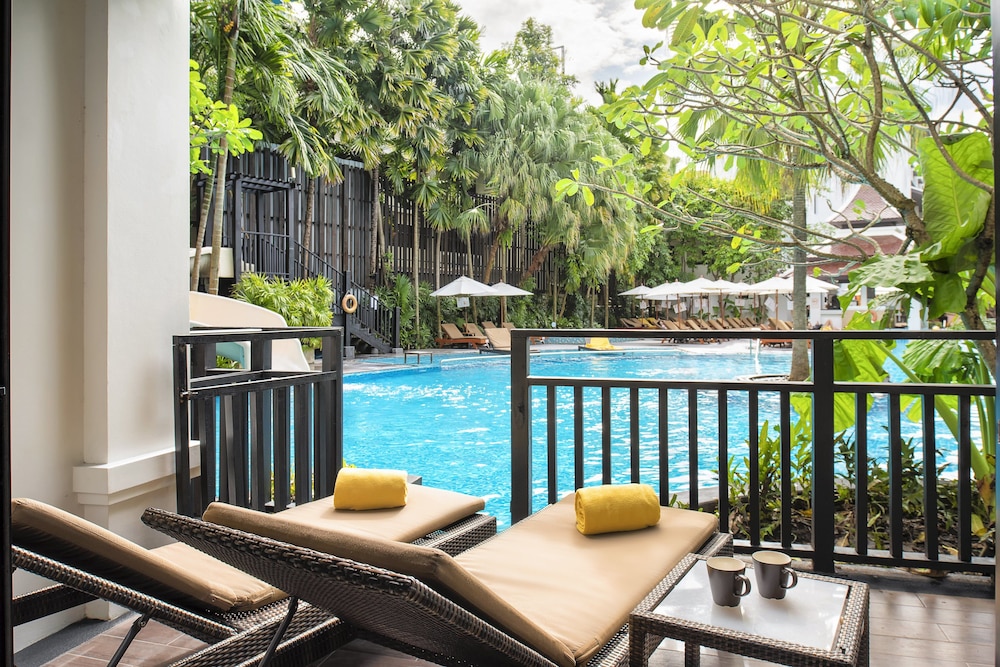 Deluxe Room, 1 King Bed, Pool Access - Photo 1