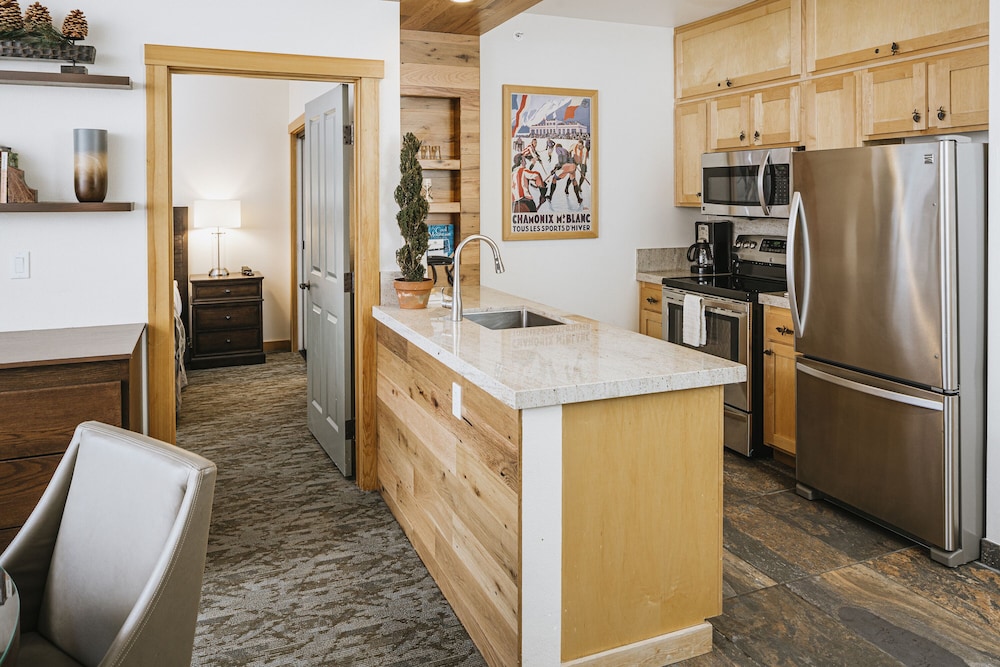 Condo, 2 Bedrooms (Two Bedroom Condominium with 2 Twins) - Photo 2