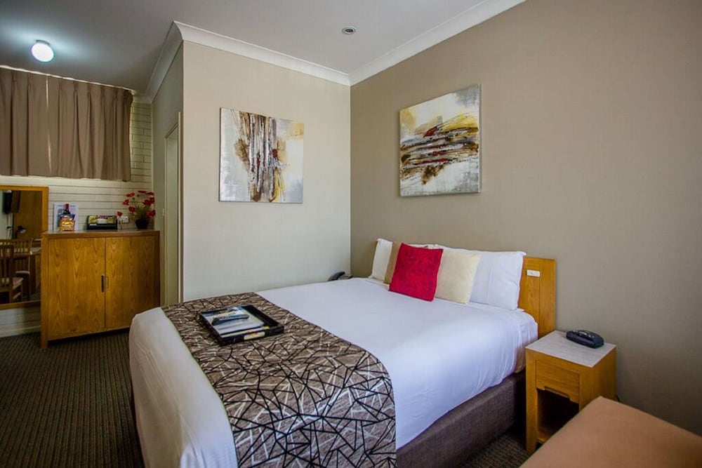 Executive Room, 1 Queen Bed, Non Smoking (Walk-in Shower) photo 2