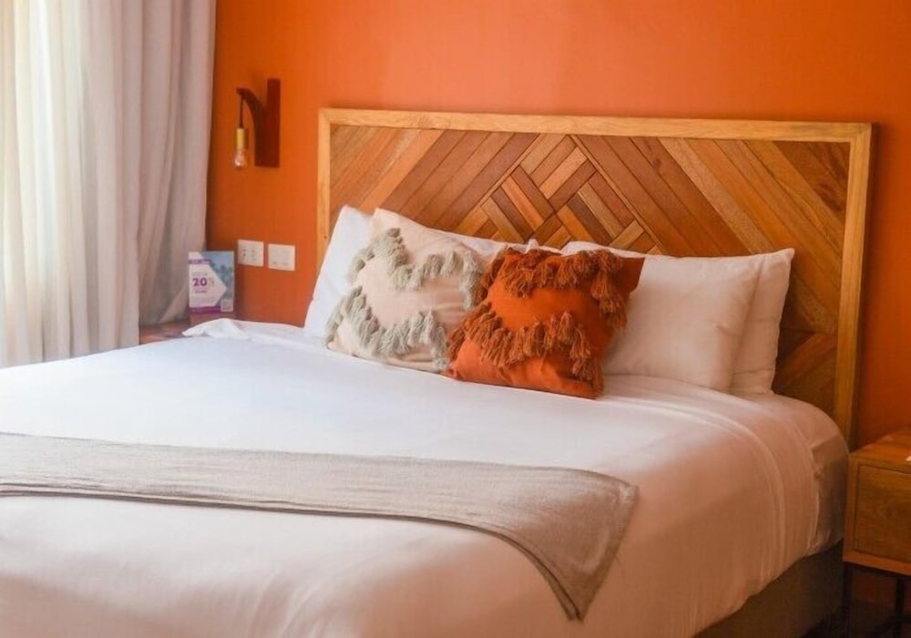 Compact Room with Private Bathroom - Photo 1