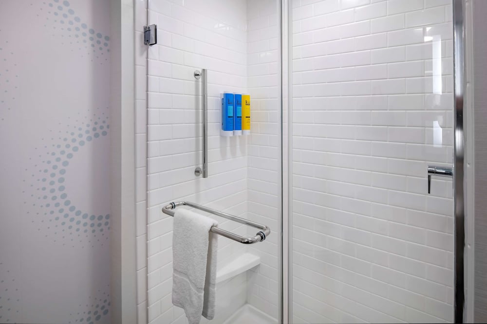 Room, 2 Queen Beds, Accessible, Bathtub - Photo 3