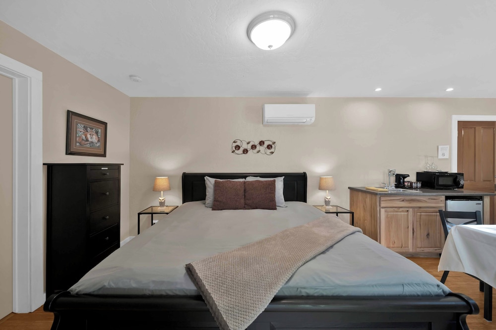 Luxury Room, 1 King Bed with Sofa bed, Jetted Tub (Hummingbird) photo 3