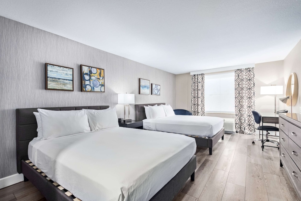 Standard Room, Multiple Beds, Refrigerator & Microwave, Park View - Photo 1