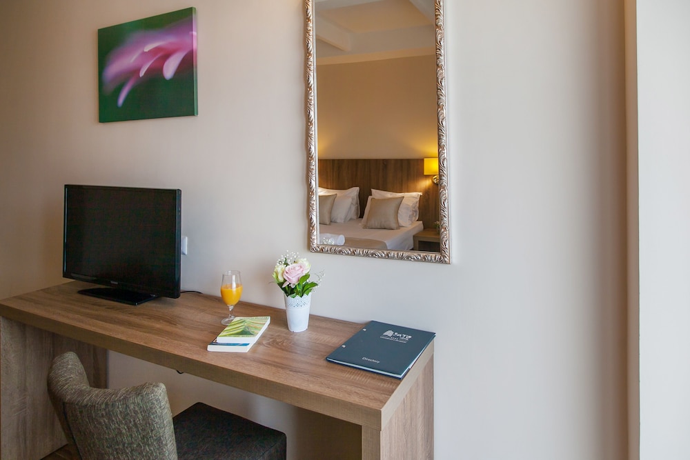 Superior Double Room, 1 Double Bed with Sofa bed, Balcony, Partial Sea View photo 2