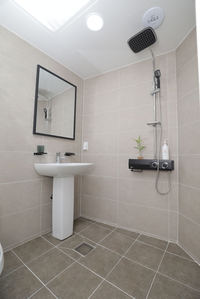 Economy Triple Room, No Windows - Photo 11