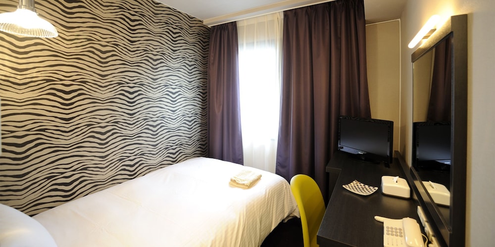 Single Room, Non Smoking - Photo 8